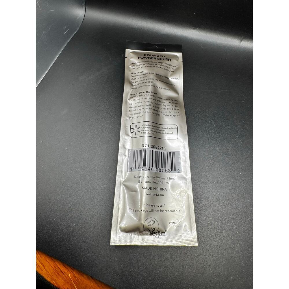 5/$25 NWT Rounded Powder Brush New In Package - Picture 2 of 4